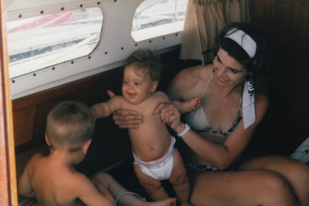 Evelyne mit den beiden Kindern am Schiff ihres Vaters