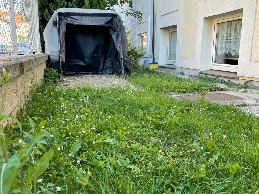 Garten vor der Umgestaltung mit Fahrradgarage