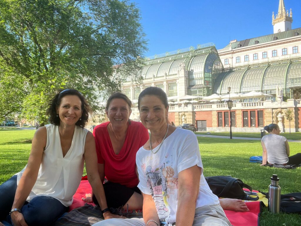 Picknick zu Dritt im Burggarten in Wien