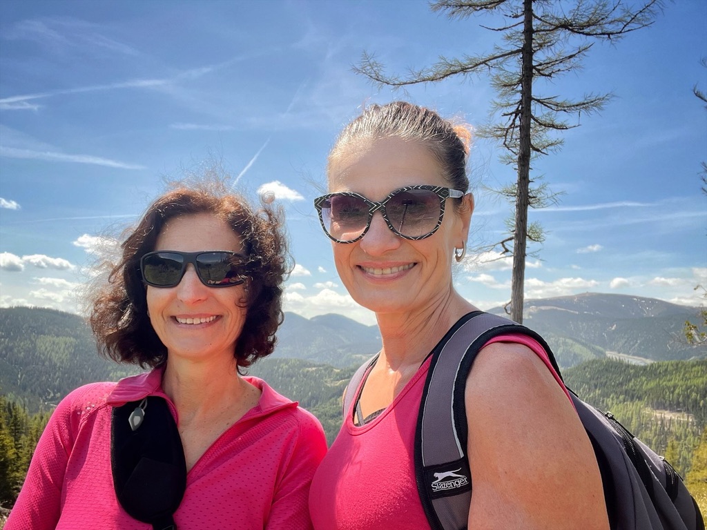 zwei Frauen beim Wandern in der Sonne
