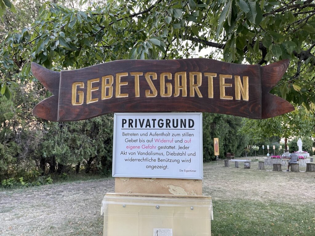 Eingang zum Gebetsgarten
