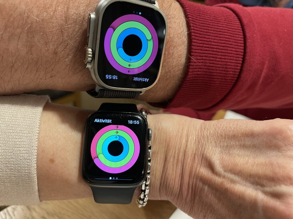 2 Arme mit Apple-Watches mit geschlossenen Ringen