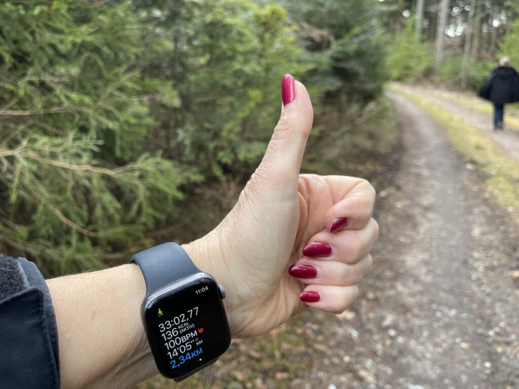 Hand mit Daumen nach oben mit Apple-Watch