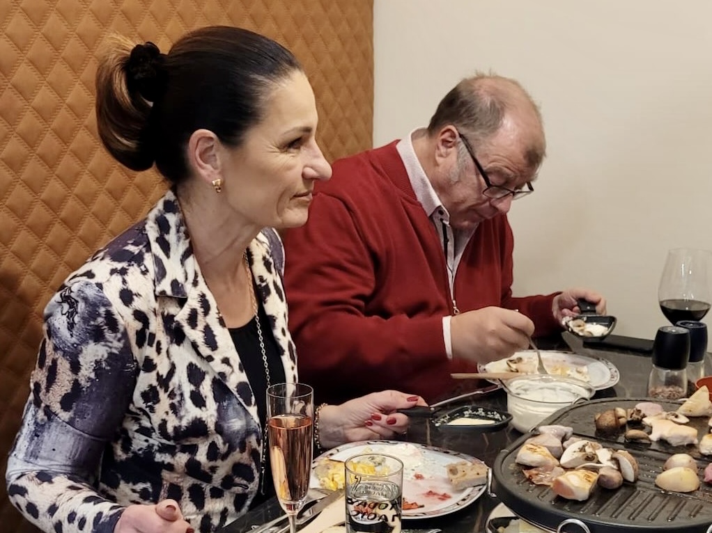 Ein Mann und eine Frau beim Raclette-Essen