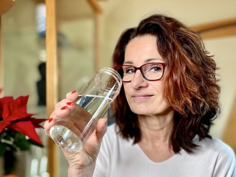 Frau mit einem Wasserglas