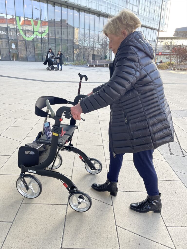 Frau mit Rollmobil