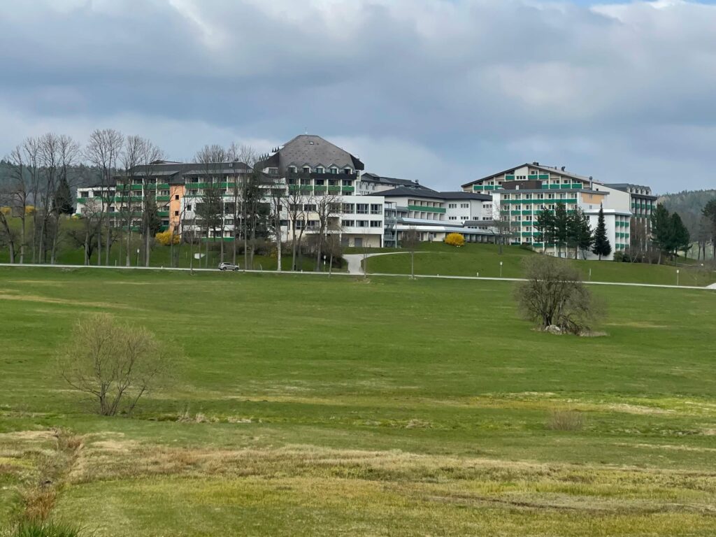 Blick auf die Kuranstalt Moorheilbad Harbach
