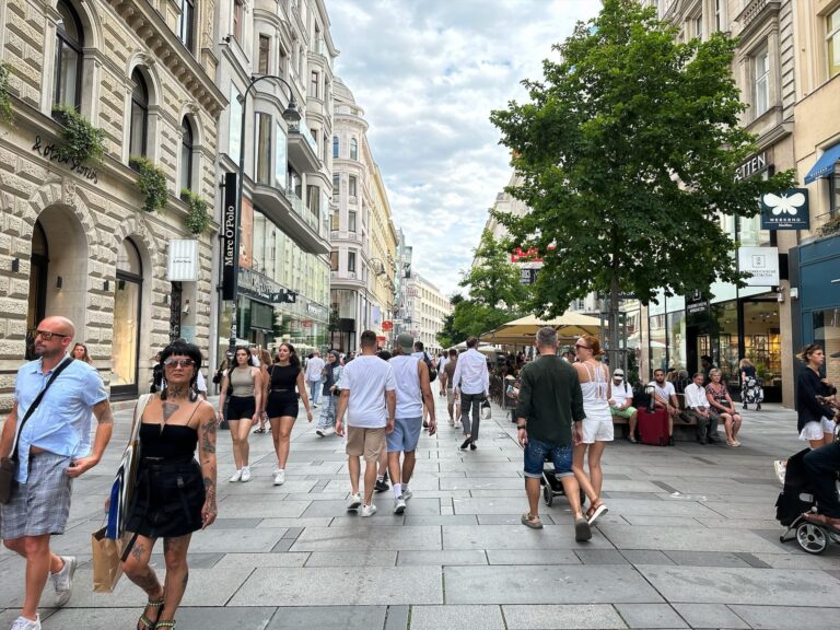 Reges Treiben auf der Kärntner Straße