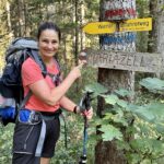 Frau vor dem Wegweiser nach Mariazell