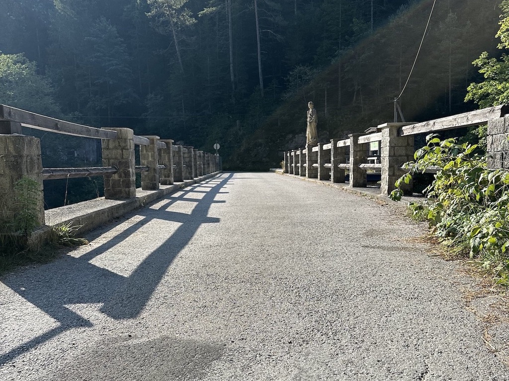 Brücke beim Staudamm vom Hubertussee