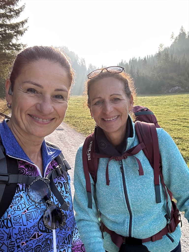 2 Frauen beim Wandern