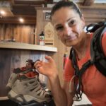 Wanderin mit den Schuhen in der Hand
