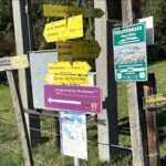 Schilderwald auf der Wanderstrecke
