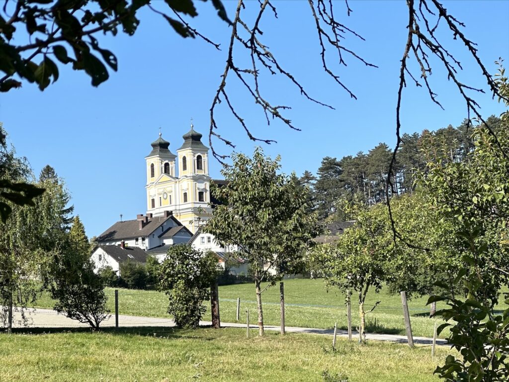 Landschaft mit Kirche mit zwei Türmen