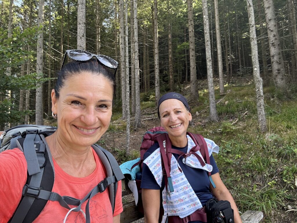 2 Frauen auf einer Wanderung im Wald