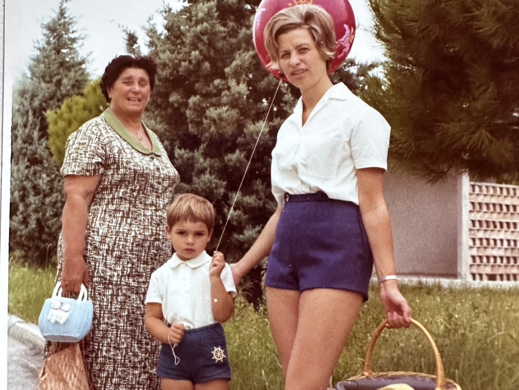 altes Foto: Kind mit 2 Frauen - 3 Generationen