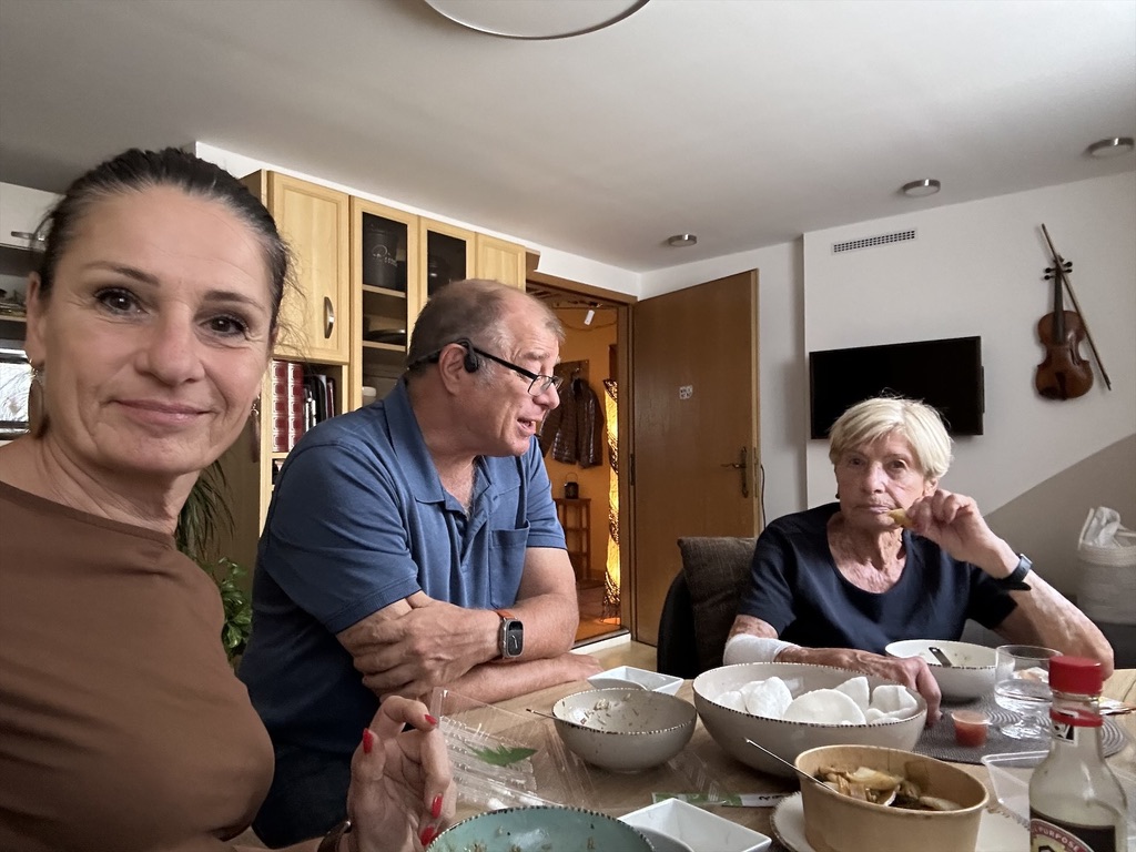 Family-Mittagessen zu dritt 3 Personen: ein Mann, zwei Frauen