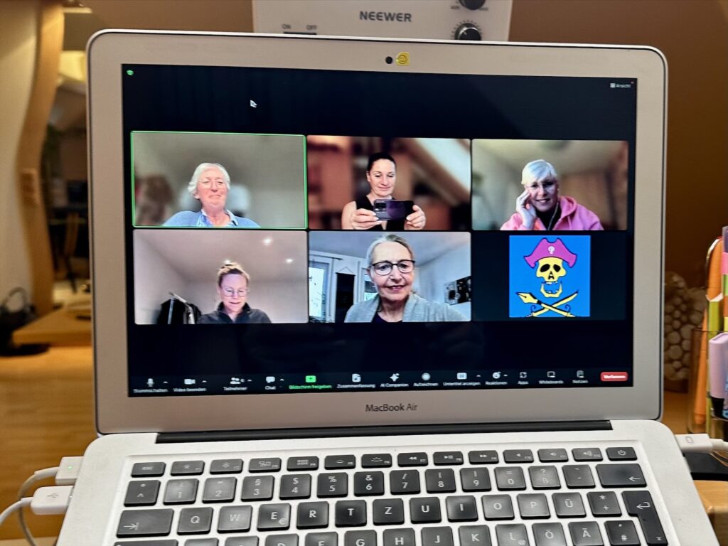Foto eines Zoom-Meetings mit 6 Teilnehmerinnen.