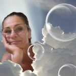Frau auf einer Wolke