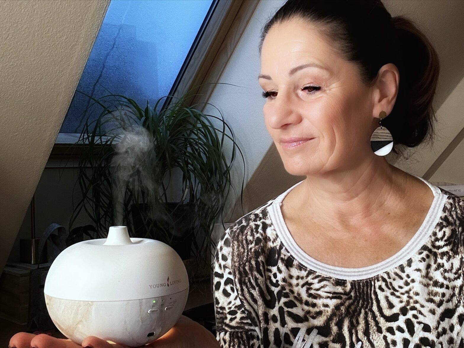 Frau blickt auf einen laufenden Diffusor