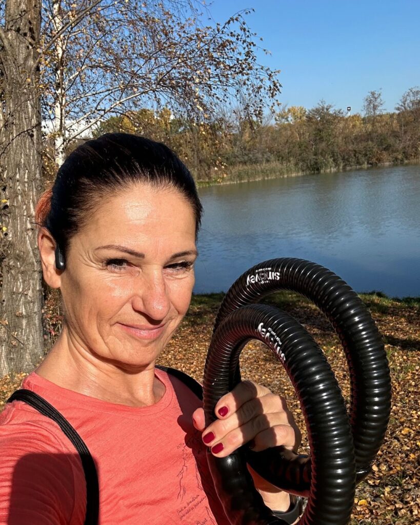 Evelyne Peters mit smovey-Ringen in der Hand am See
