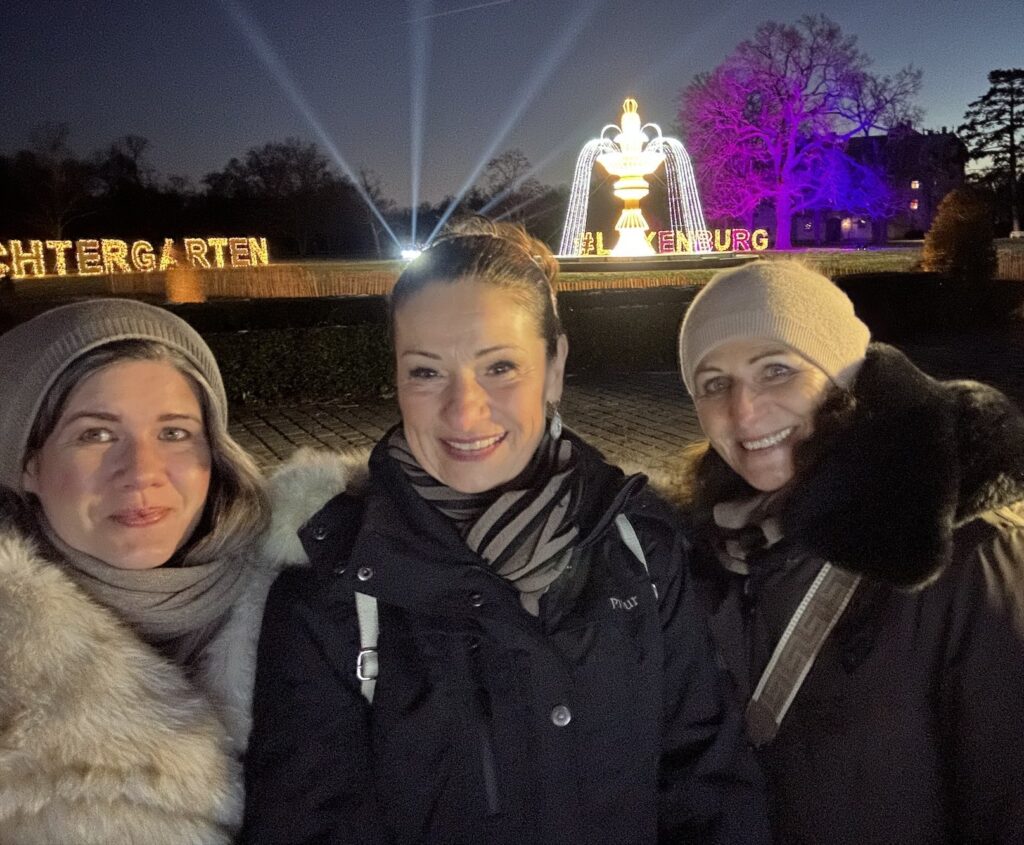 drei Frauen vor dem Eingang vom Lichtergarten in Laxenburg