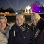 drei Frauen vor dem Eingang vom Lichtergarten in Laxenburg