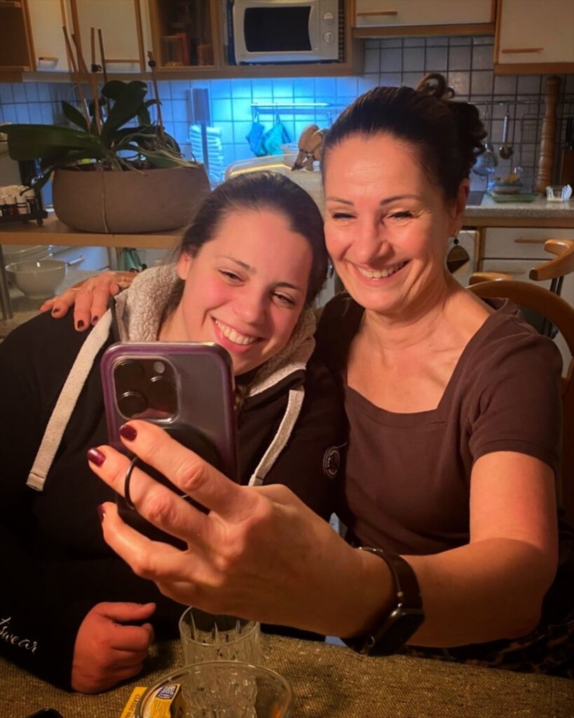 Babsi und ich beim Erstellen eines Selfie